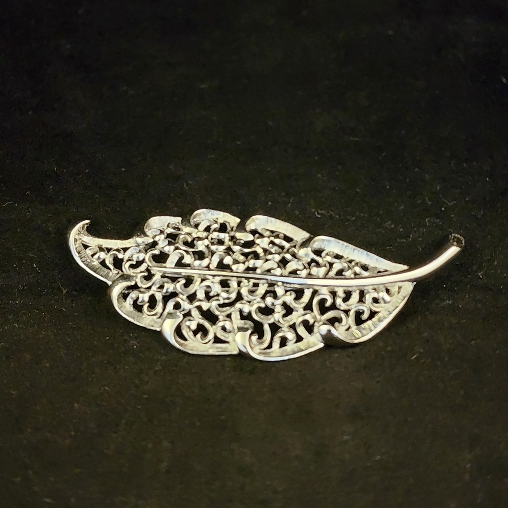 Vtg Kramer Silver Tone Filigree Leaf Brooch Pin